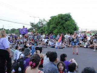 Em apoio a elas, manifestantes refor&ccedil;am que democracia &eacute; resist&ecirc;ncia