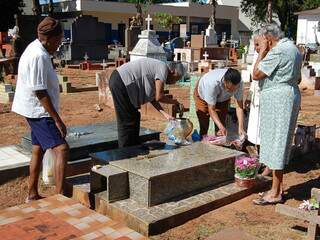 Irmãs Arruda todo ano vão ao cemitério rezar pelo irmão que morreu ainda quando era bebê. (Foto: Simão Nogueira) 