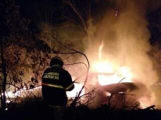 Ao chegar para atender o incêndio, bombeiros não encontraram motoristas. (Foto: Bombeiros Corumbá/Divulgação)