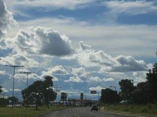 Céu encoberto por nuvens em Campo Grande nesta sexta-feira (Foto: Marcos Ermínio)