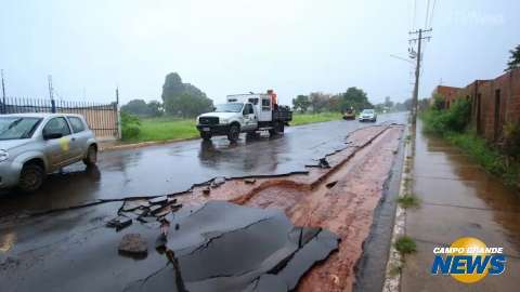Chuva arranca asfalto no bairro Moreninhas reposto há menos de quatro meses