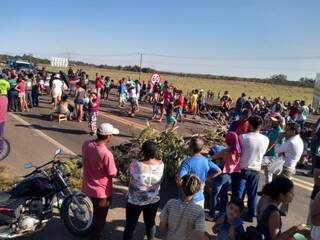 Moradores de área invadida bloquearam rodovia por 5 horas em protesto contra corte de gambiarras.