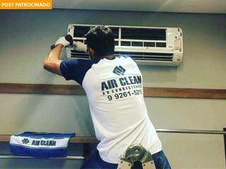 Técnico da Air Clean durante manutenção a ar condicionado (Foto: Divulgação) 
