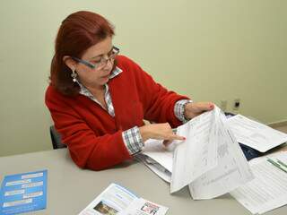 A diretora do hospital, Angela Barsanti, mostra relatório com as contas do hospital. (Foto: Minamar Júnior)