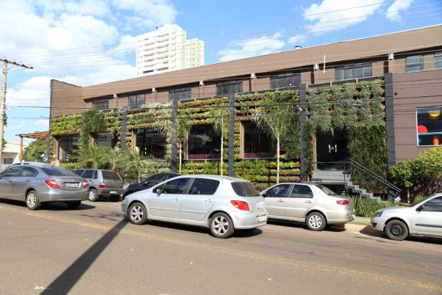 Restaurante troca concreto pelo verde com jardim cobrindo toda a fachada