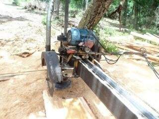 Equipamentos utilizados para fazer o corte das madeiras também foram apreendidos. (Foto: Reprodução/PMA)