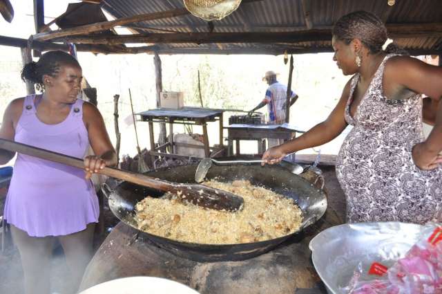 No tacho das Furnas de Dion&iacute;sio, a comida que sai do fogo &eacute; frango com gueroba