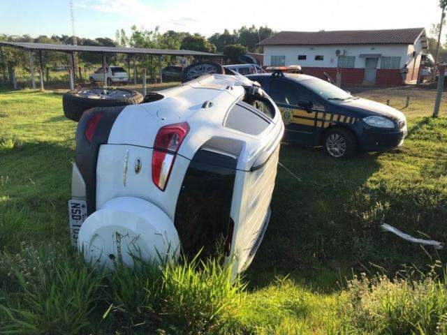 Suspeito tomba carro roubado em GO e foge da PRF na BR-267