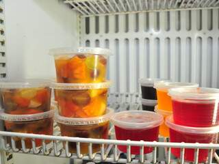 Na geladeira, salada de frutas e gelatina (Foto: João Garrigó)