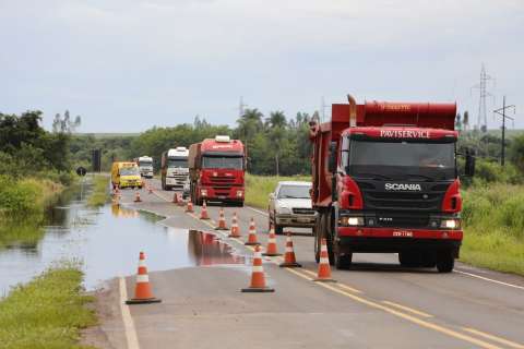 Após chuva de 13 milímetros, Rio Dourados volta a alagar rodovia