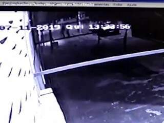 Ação dos bandidos foi filmada de longe por câmeras de segurança (Foto: Reprodução vídeo)