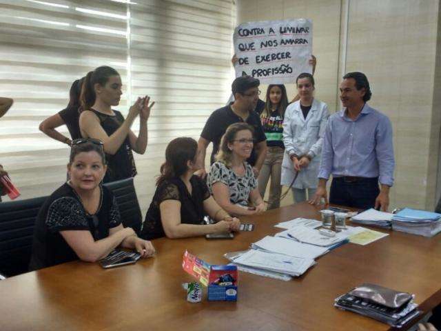 Enfermeiros se re&uacute;nem com prefeito e pedem apoio contra restri&ccedil;&atilde;o ao trabalho