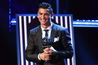 Cristiano Ronaldo leva troféu de melhor do mundo pela quinta vez Cristiano Ronaldo leva troféu de melhor do mundo pela quinta vez