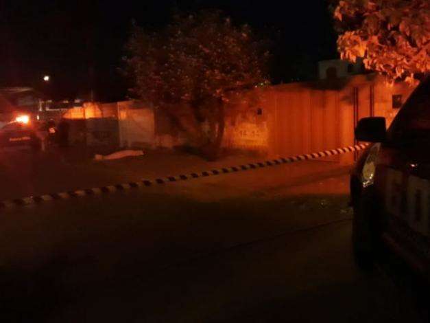 Jovem &eacute; executado com cerca de 12 tiros em rua da Vila Nhanh&aacute;