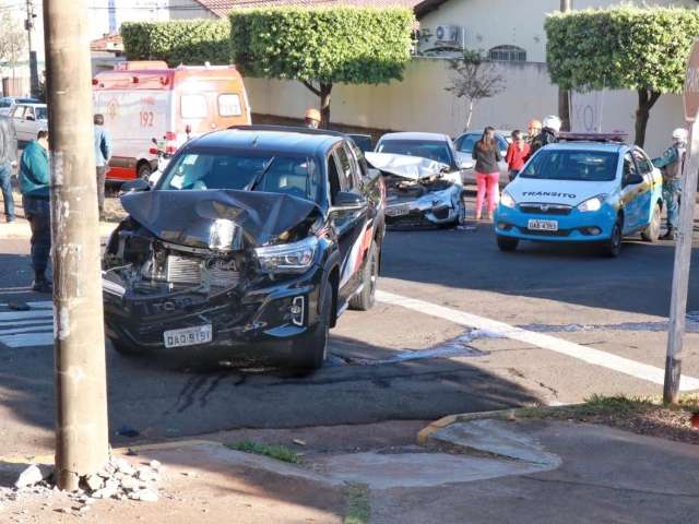 Caminhonete atinge carro, bate em poste e duas pessoas ficam feridas 