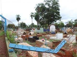 Corpo foi furtado do cemitério de Dois Irmão do Buriti. (Foto: Henrique Kawaminami)
