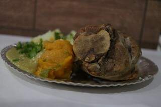 Eisbein é prato tradicional da Oktoberfest com nome complicado, mas na verdade é joelho de porco assado com acompanhamentos cozidos (Foto: Kimberly Teodoro)
