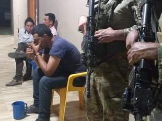 Os três presos com a cocaína são vigiados por agentes da Senad (Foto: Divulgação/Senad)
