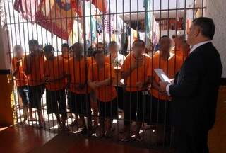 Presidente da comissão durante vistoria em presídio. Nas visitas, Couto conversou com detentos. (Foto: :Wandir Filiú))