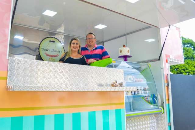 Casal compra caminh&atilde;o, cria food truck e sai pela cidade servindo bolo de pote