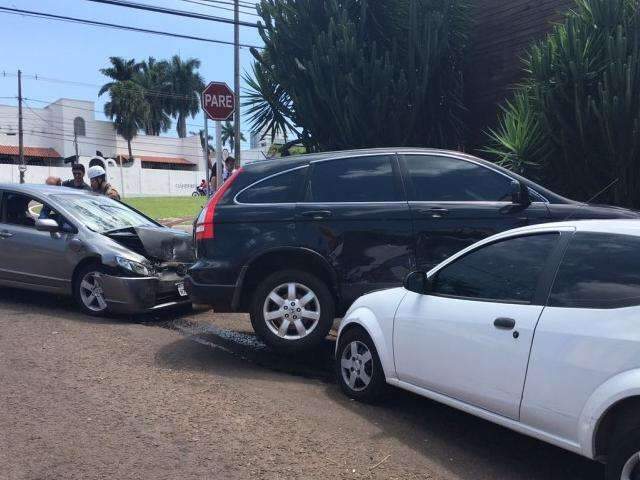 Carro capota na Afonso Pena e para sobre outro ve&iacute;culo