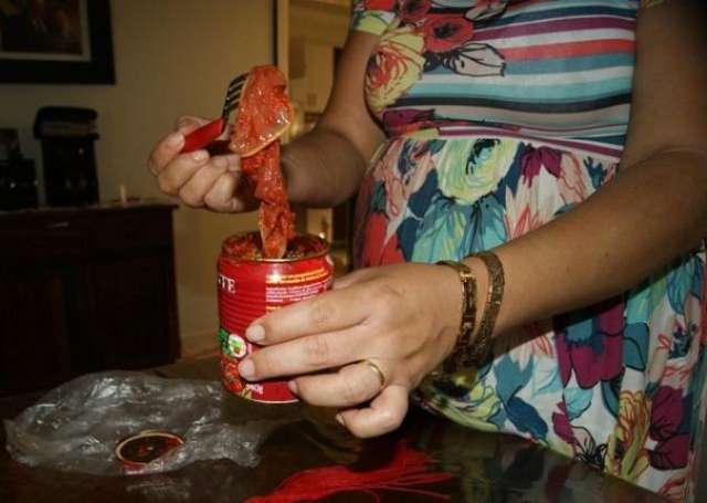 Mulher encontra camisinha em lata de extrato de tomate
