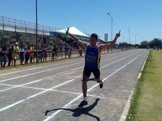 Atleta encerra o revezamento. (Foto: Divulgação)