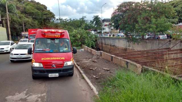 B&ecirc;bado cai em c&oacute;rrego e &eacute; resgatado pelo Corpo de Bombeiros 