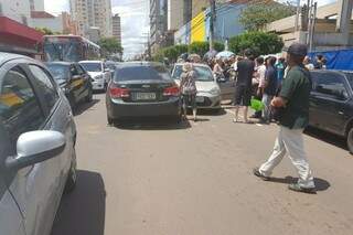 Veículo invadiu a contramão na rua 13 de Maio. (Foto: João Gabriel Villalba)