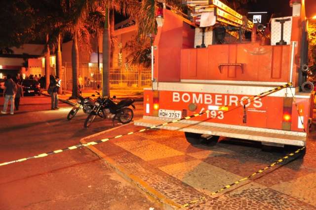 Mangueiras de combust&iacute;vel de motos s&atilde;o cortadas e rua &eacute; fechada