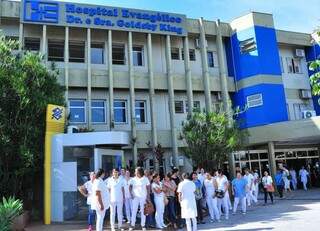 Profissionais de enfermagem do Evangélico durante protesto em frente ao hospital, na terça-feira (Foto: Eliel Oliveira)