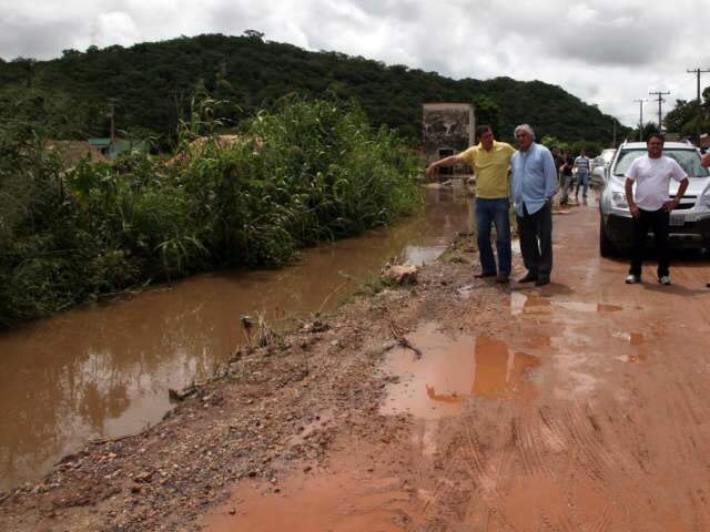  Delc&iacute;dio percorre &aacute;reas afetadas pela chuva em Corumb&aacute;