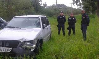 Ladrões bateram o carro e frente ficou danificada. (Foto: Divulgação)