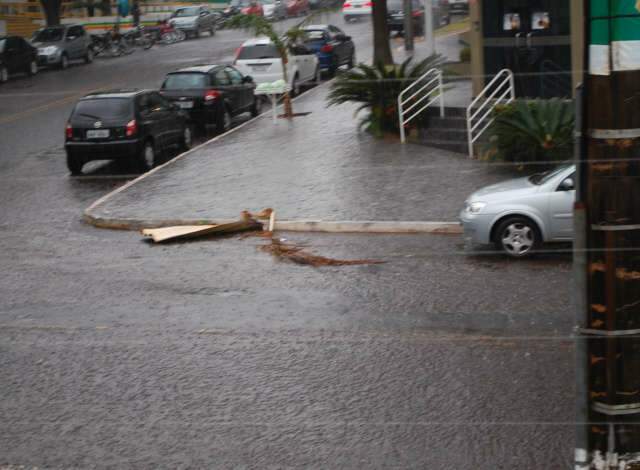  Depois de ensaio, chuva chega de vez e faz dia escurecer em Campo Grande