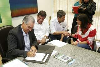 Governador assina convênio Instituto Homem Pantaneiro para apoiar a competição no Pantanal.  (Foto: Gerson Walber)