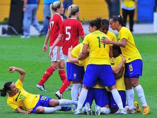 Brasileiras comemoram vitória contra europeias neste domingo no Pacaembu. (Foto: Terra)