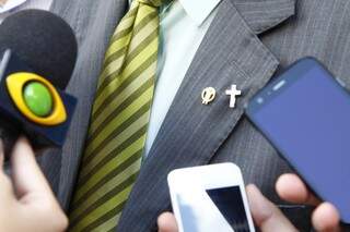 Após encontro com pastores, prefeito adotou uma cruz na lapela (Foto: Cleber Gellio)