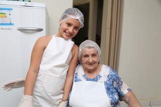 Cozinhar é terapia para a avó e aprendizado para a neta. (Foto: Fernando Antunes)