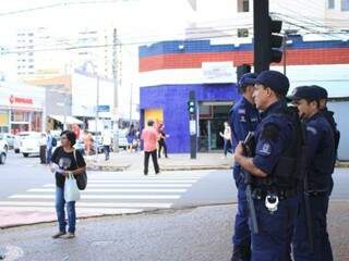 Vários policiais militares cuidavam da segurança dos consumidores neste sábado (Foto: Marina Pacheco)