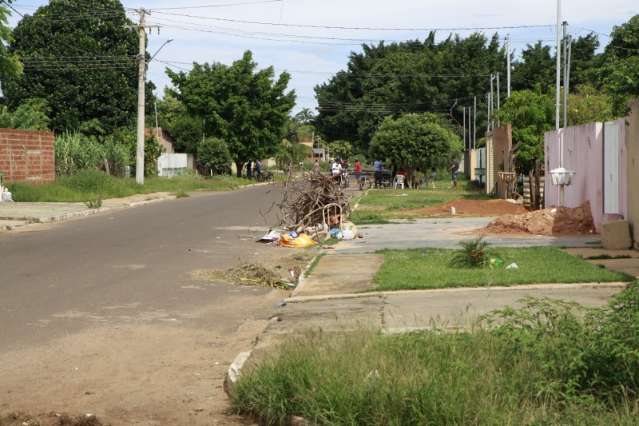 Sem limpeza, moradores reclamam de mato alto, lixo e animais mortos