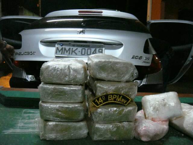  Traficante abandona carro recheado de pasta base e coca&iacute;na refinada