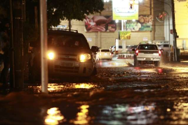Chuva em hor&aacute;rio de rush deixa carros ilhados em vias alagadas