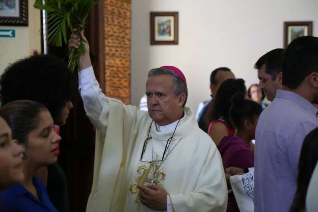 Em missa alegre, Dom Dimas fala de ressurrei&ccedil;&atilde;o e fidelidade aos fi&eacute;is