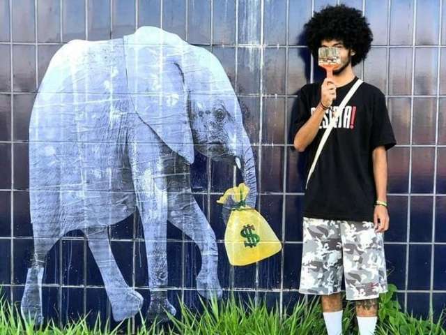 Leonardo espalha arte por &quot;elefantes brancos&quot; esquecidos pela cidade