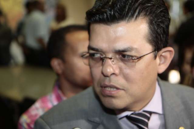 Prefeito reduz jornada de assistentes sociais e participa de show gospel