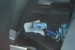Latas de cerveja estavam no banco traseiro do carro (Foto: Marcos Ermínio)