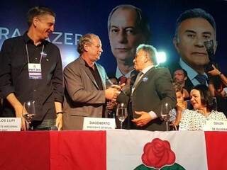 Ciro Gomes cumprimentando Odilon de Oliveira.
À esquerda, o deputado federal Dagoberto Nogueira.
 (Foto: André Bittar).