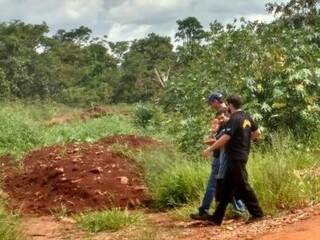 Luiz Alves Martins Filho, 49 anos, o Nando, acenando para as câmeras, durante escavações. (Foto: Adriano Fernandes)