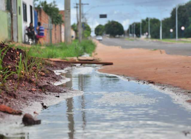 &Agrave;s margens de c&oacute;rrego, esgoto a c&eacute;u aberto preocupa moradores do Z&eacute; Pereira