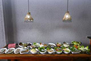 São várias opções de saladas e sushi à vontade (Foto: Henrique Kawaminami)
